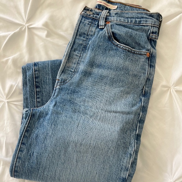 Levi’s Ribcage Distressed Blue Jean - Picture 1 of 2